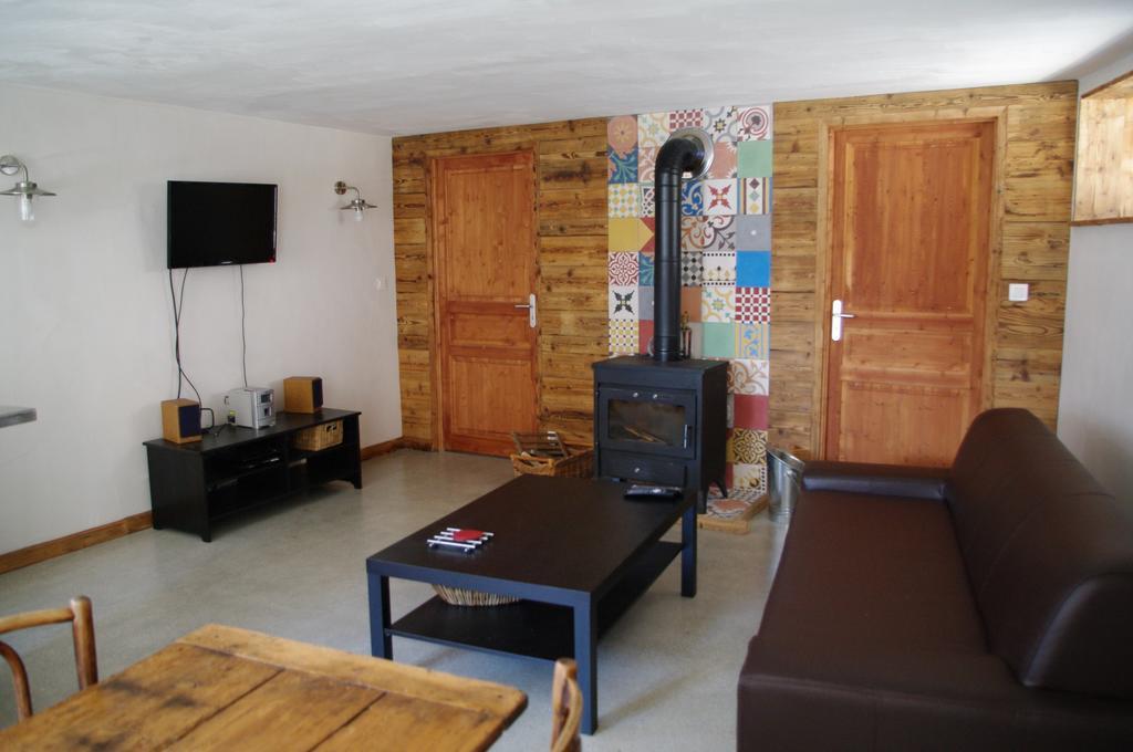 Appartement Dans Chalet De Montagne Bozel Zimmer foto